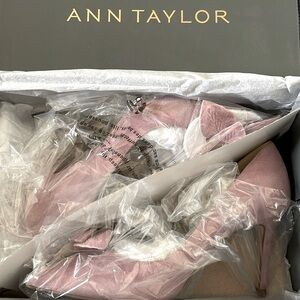 ANN TAYLOR Effie Suede Flower Pump | Size: 6 | Smokey Grape